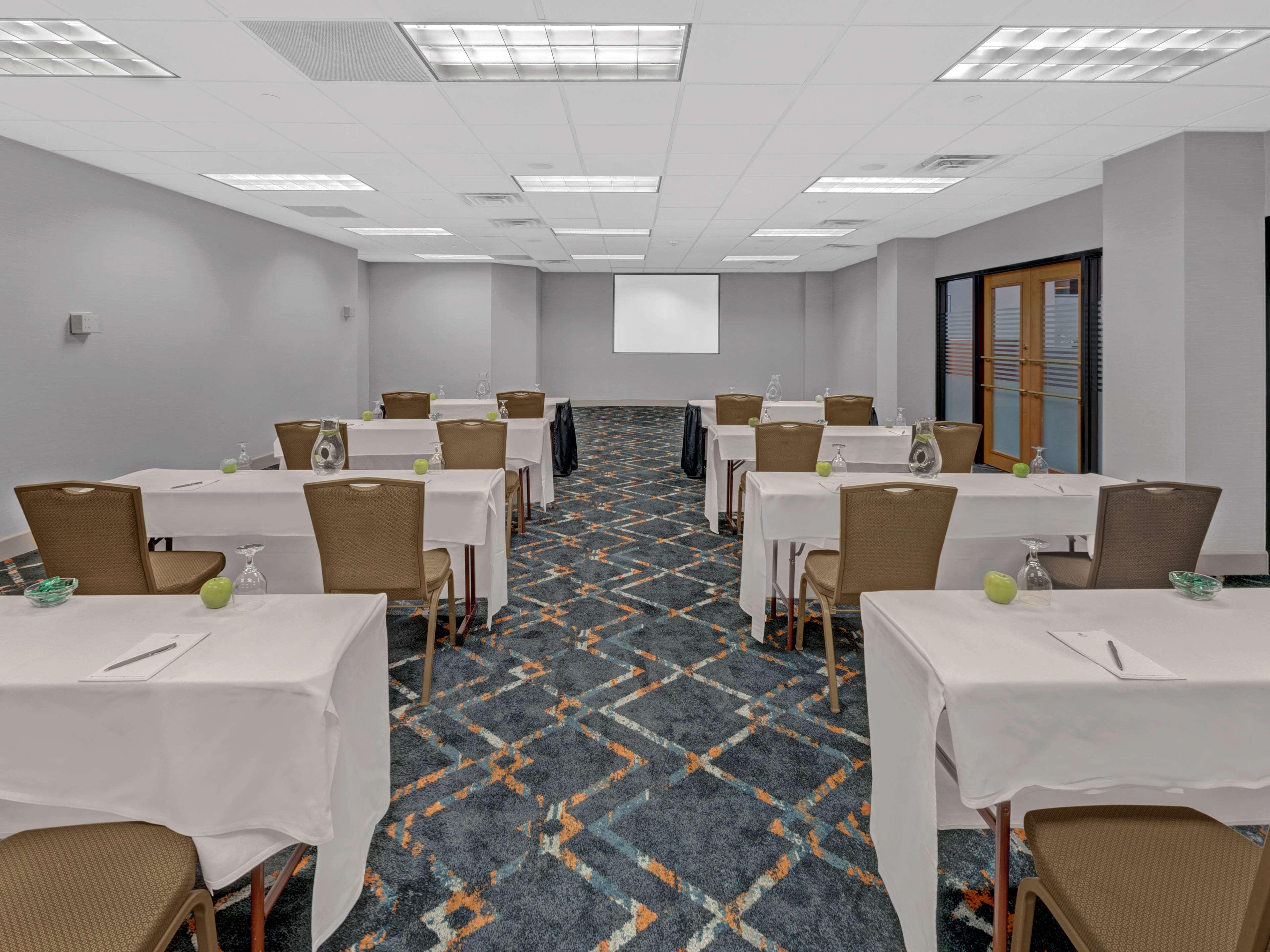 Embassy Suites By Hilton Oklahoma City Will Rogers Airport מראה חיצוני תמונה