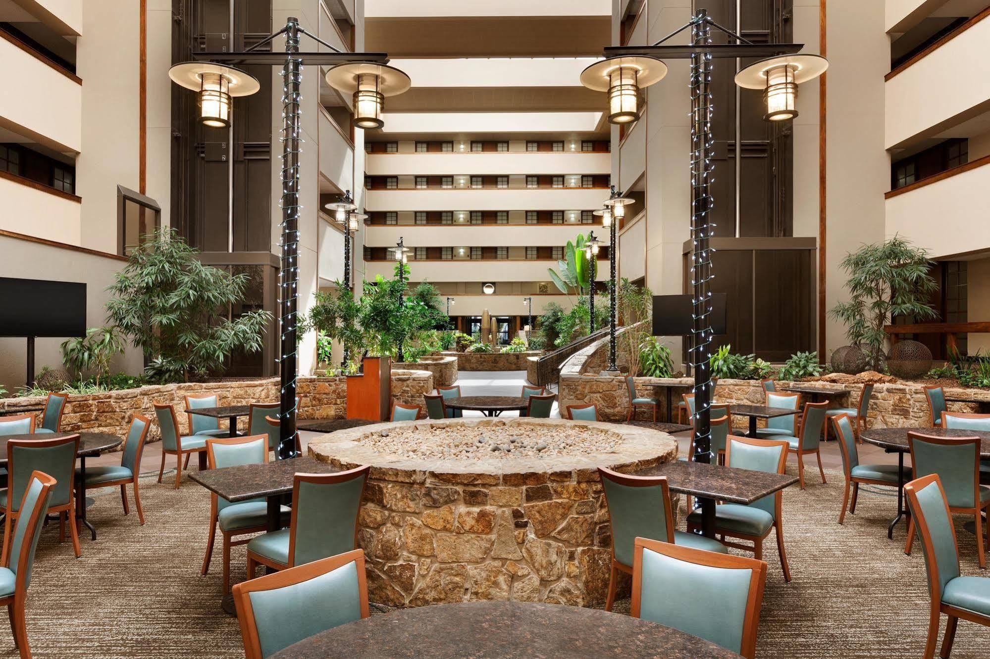 Embassy Suites By Hilton Oklahoma City Will Rogers Airport מראה חיצוני תמונה