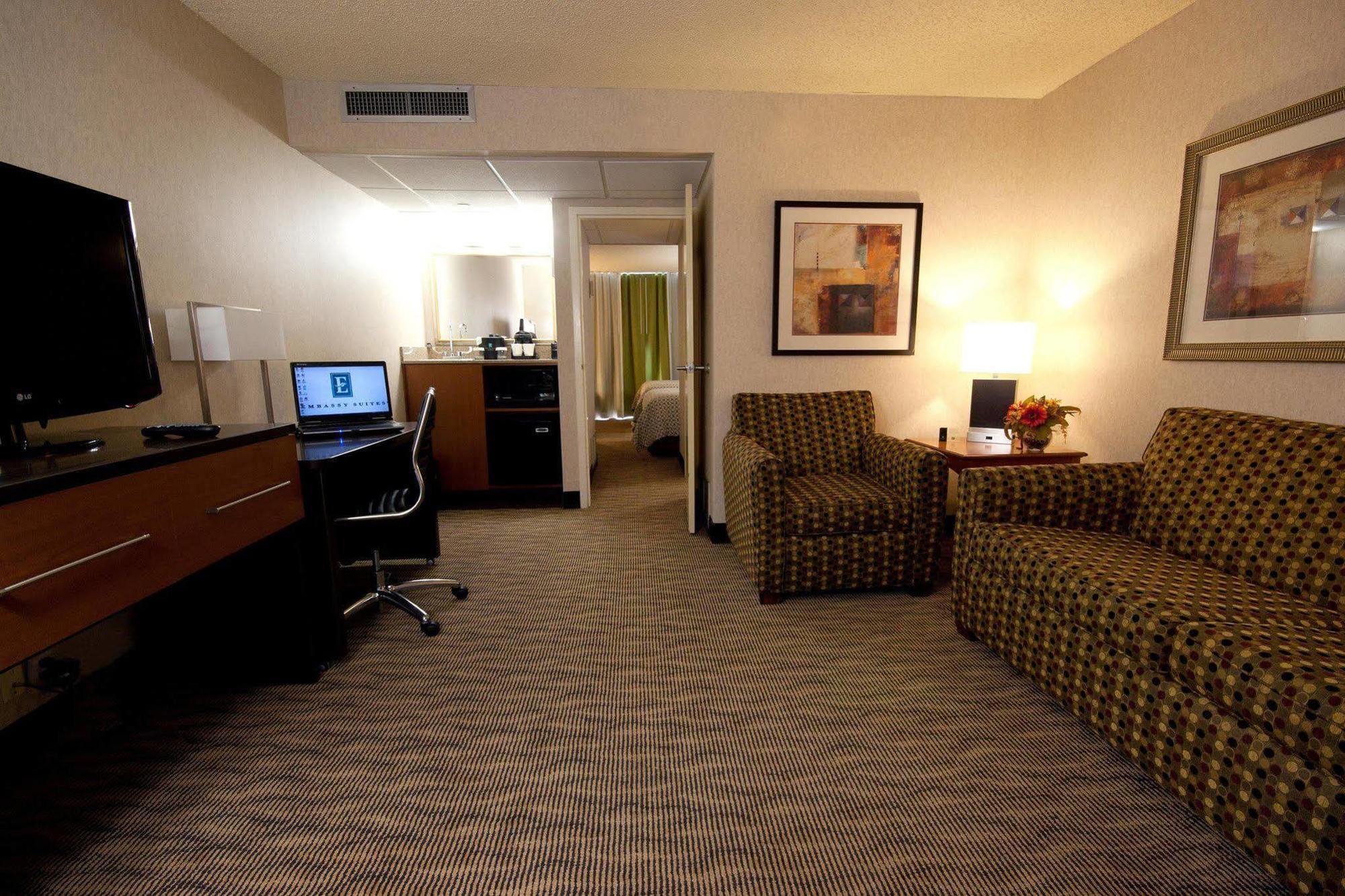 Embassy Suites By Hilton Oklahoma City Will Rogers Airport מראה חיצוני תמונה