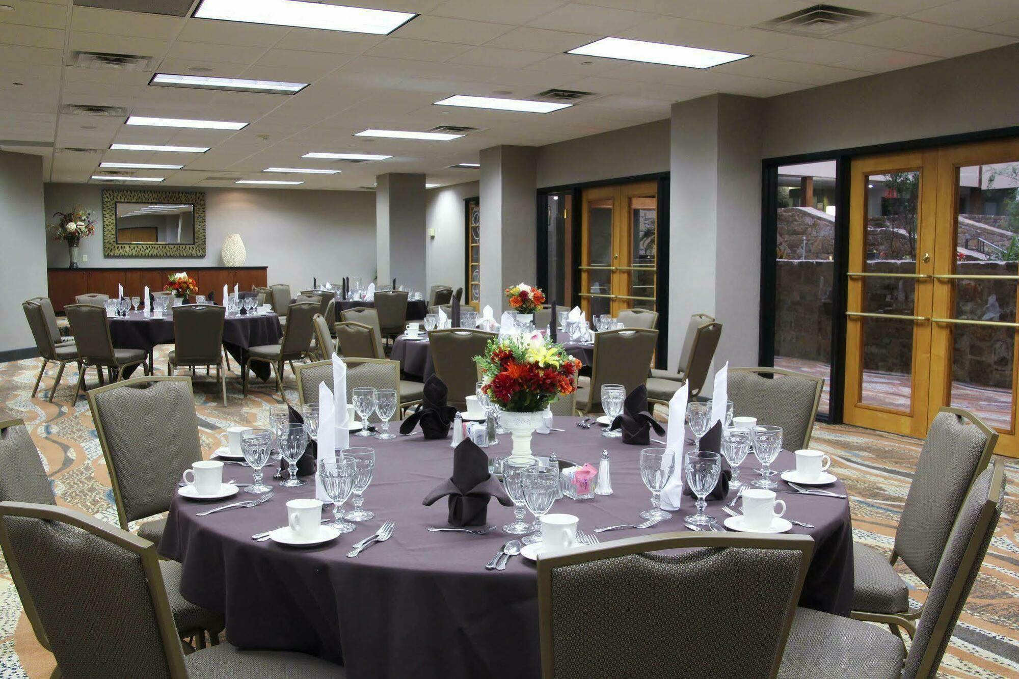 Embassy Suites By Hilton Oklahoma City Will Rogers Airport מראה חיצוני תמונה
